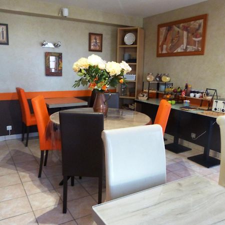 Logis Hotel Les Confins Du Perche Sceaux-sur-Huisne Exterior foto